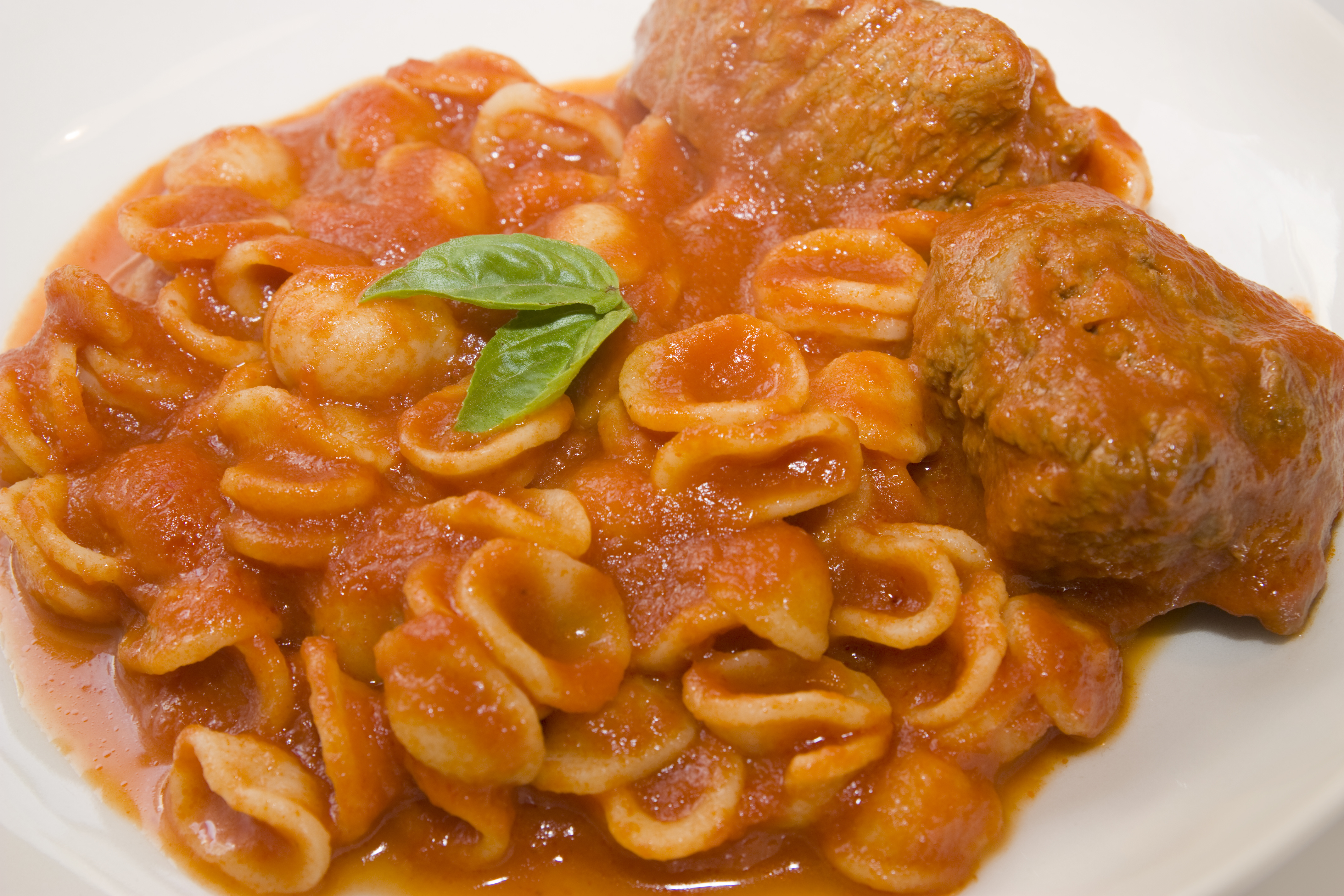 Orecchiette con ragù bianco, n'duja, cipolla caramellata e croccante di  pane al finocchietto